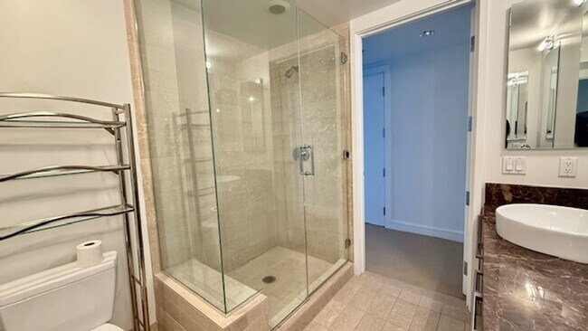 Building Photo - 2BR 2BA @ The BLU in SOMA/South Beach -AMSI