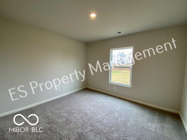 Building Photo - 2608 W Kings Cyn Dr