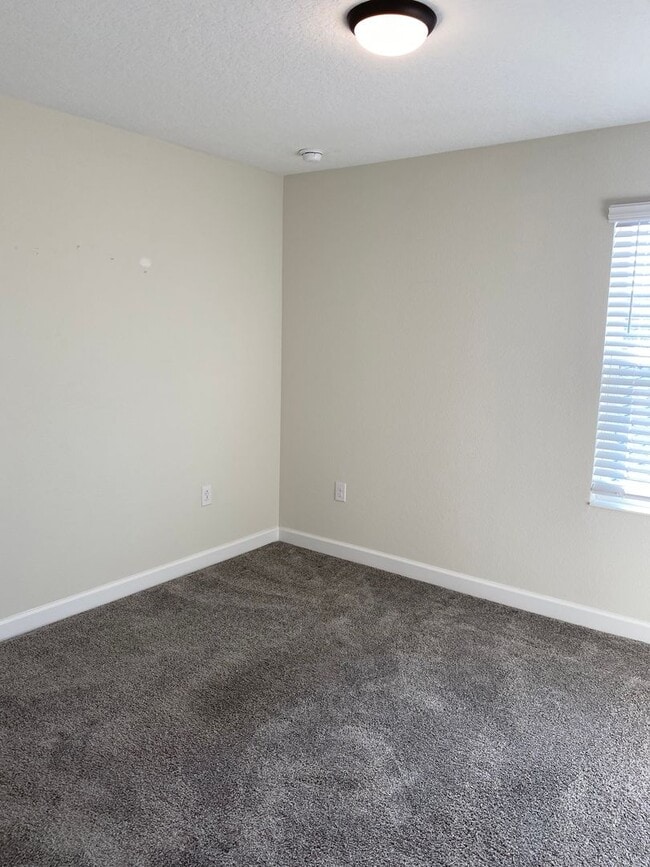 Building Photo - STOREY PARK - 3BR/2.5BA TOWNHOME WITH 2 CAR GARAGE