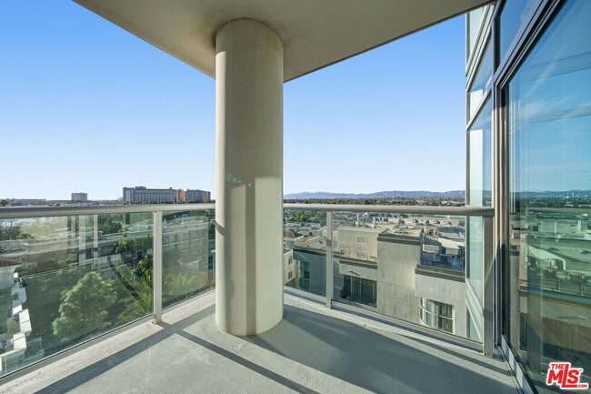 Building Photo - 13700 Marina Pointe Dr