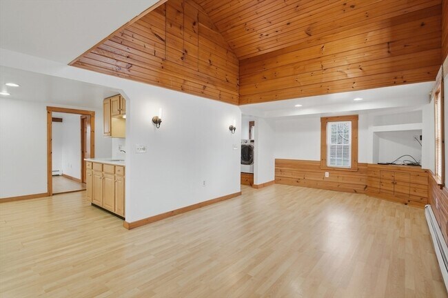 Building Photo - 92 Main St