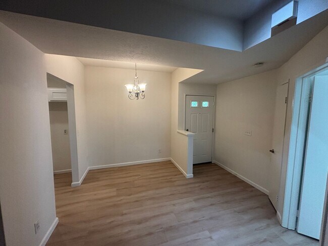 Building Photo - Beautiful 2-Bedroom Lower-Unit Condo in Sienna Villas of Valencia!
