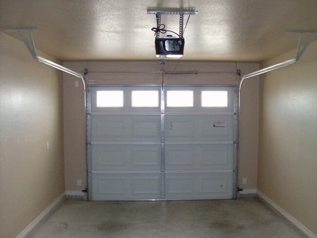 Building Photo - Beautiful 2 Bedroom / 2 Bath Duplex – Off ...