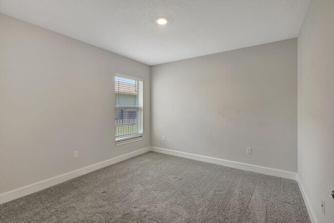 Building Photo - 6775 NW Abigail Ave
