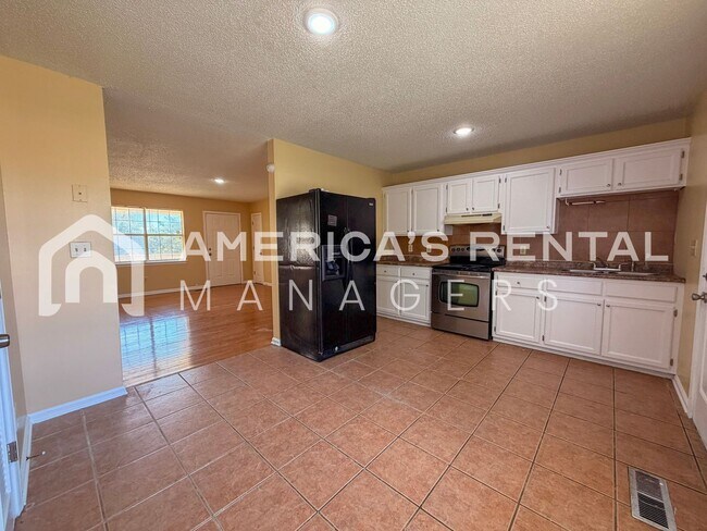 Building Photo - Modern 3BR/2BA – Easy Commute to Downtown!