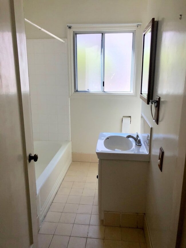 Building Photo - Great 3 Bedroom 2 Bath House in Old Town M...