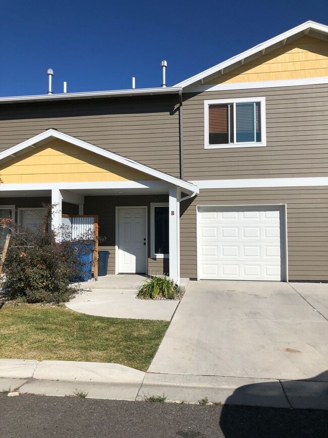 Building Photo - 3 Bedroom 2 1/2 Bathroom Townhouse