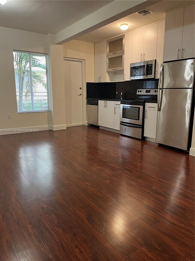 Primary Photo - 2880 Pine Tree Dr