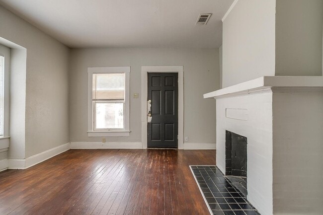 Building Photo - Large 4 Bed, 2 Bath in the heart of Histor...