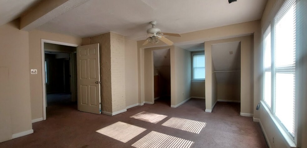 Building Photo - 1708 E 4th St