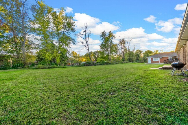 Building Photo - 110 Tandy Dr