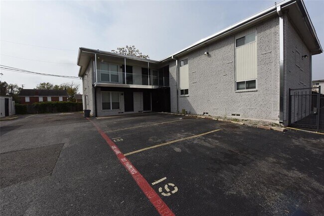 Building Photo - 5124 Live Oak St