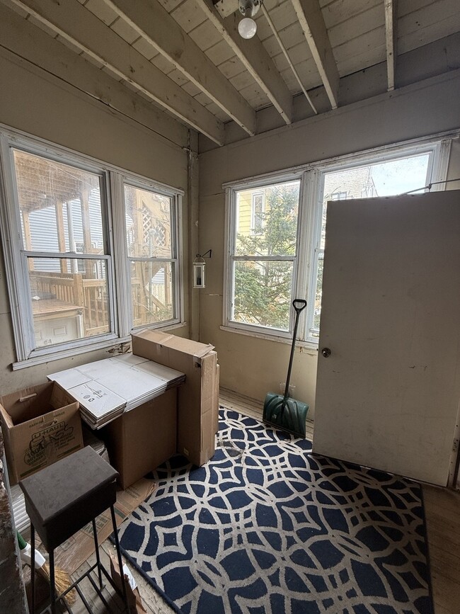 Building Photo - 866 W Buckingham Pl