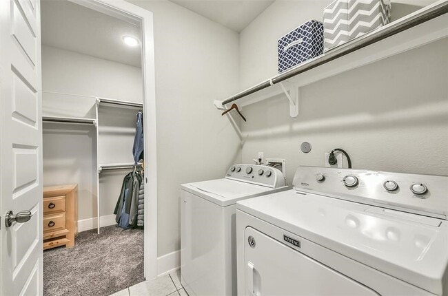 Building Photo - 16526 Whiteoak Canyon Dr