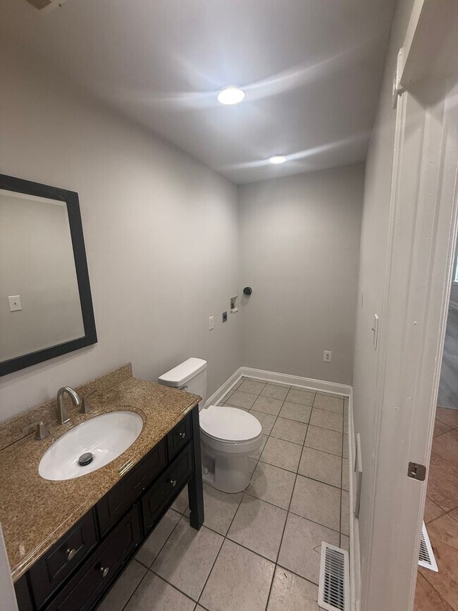 Building Photo - 4-bedroom, 2 full bathroom, 1 story house