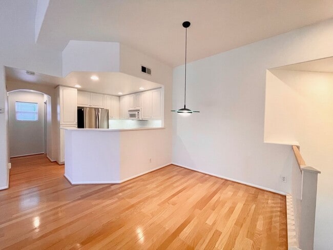 Building Photo - 2 Bedroom 2 Bath Condo with attached garage!