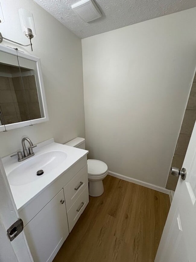 Building Photo - Newly Renovated 5 Bedroom in South Linden/...