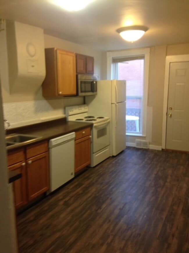 Building Photo - 2 Roommates Wanted!