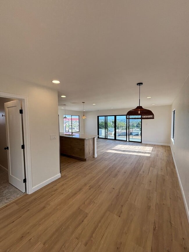 Primary Photo - 2 Bed 1 Bath Apartment for Rent in Pacific...