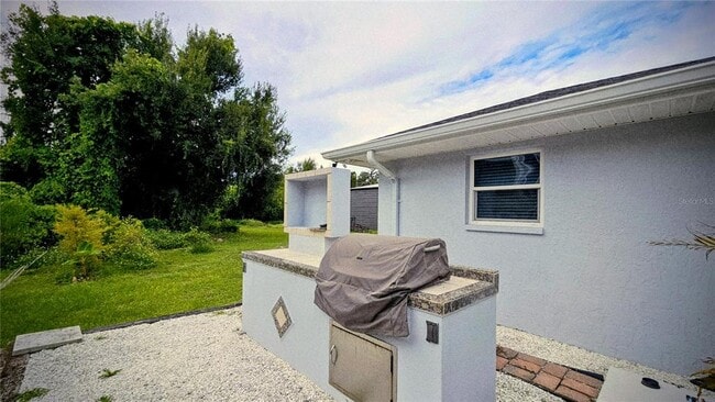 Building Photo - 881 Bayshore Dr
