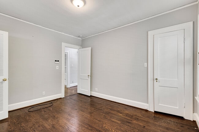 Building Photo - 666 Yorkshire Rd NE