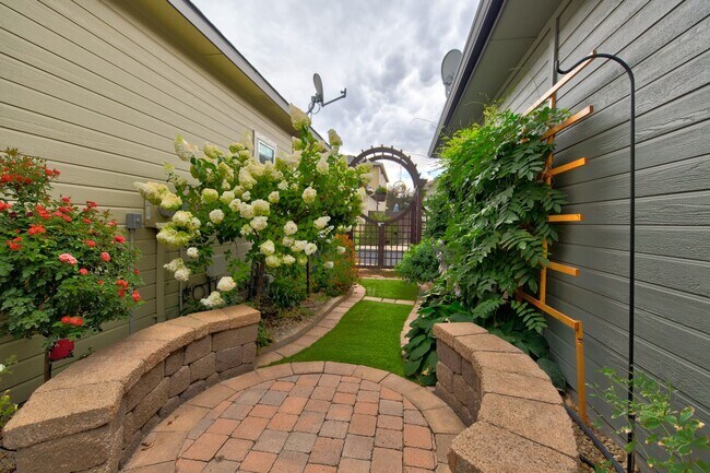 Building Photo - Sophisticated SE Boise Home Close To Downtown Boise