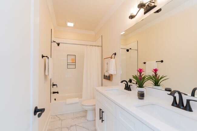 Building Photo - 2 Bedroom Townhome North Shore