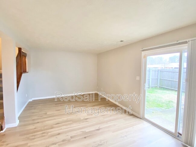 Building Photo - 8 Terri Sue Ct