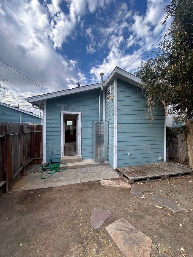 Building Photo - 2945 Kalmia St