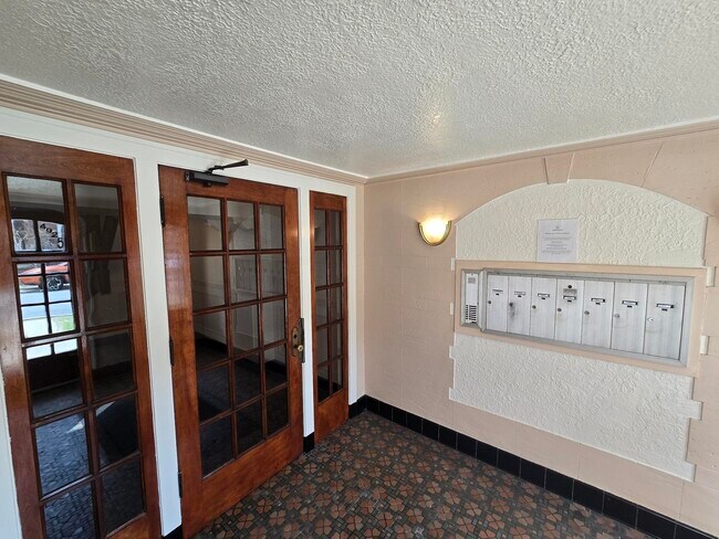 Building Photo - 4919-4927 N Rockwell