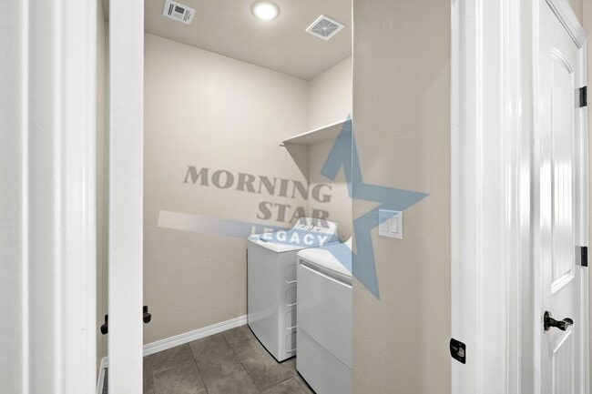 Building Photo - 4 bedroom with 3 bathrooms!!!!