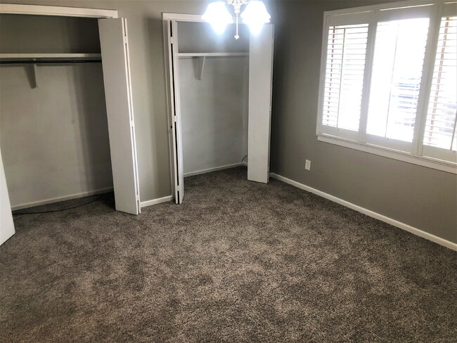 Building Photo - Captivating Townhome Ready for Summer 2025...