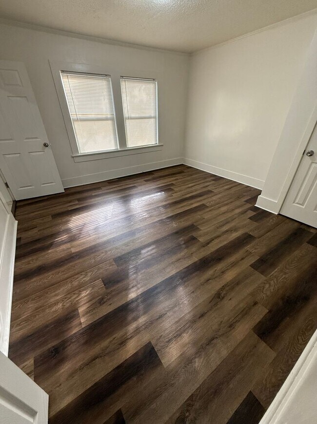 Building Photo - HOUSE:  3 Bed, 1 bath, Large Yard, Newly R...
