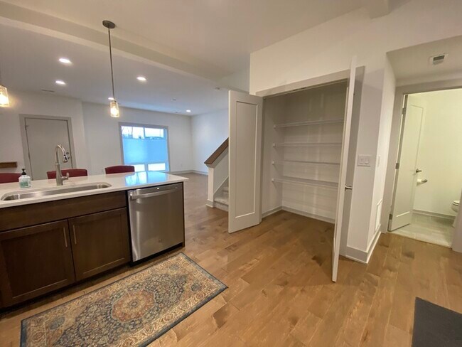 Building Photo - Beautiful Townhome for Rent