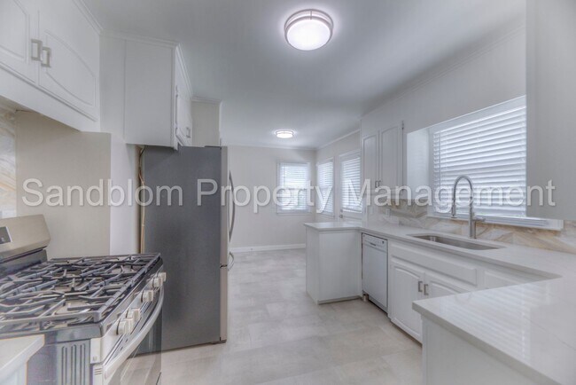 Building Photo - For Lease | $1300 Rent | Available Now!