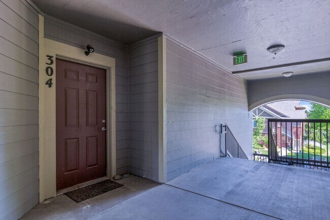 Building Photo - Stylish Longmont Condo with Vaulted Ceilings and Modern Upgrades