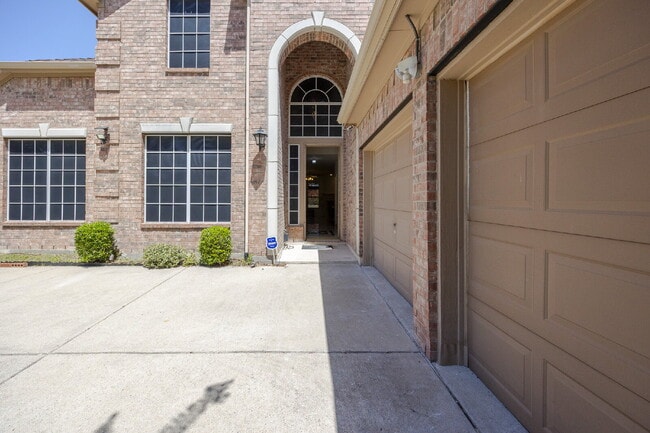 Building Photo - 10002 River Bend Dr