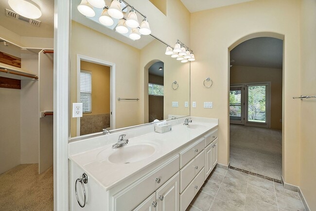 Building Photo - Alder Creek Estates Home available**Gated Community**Minutes from Rogue Regional Medical Center o...