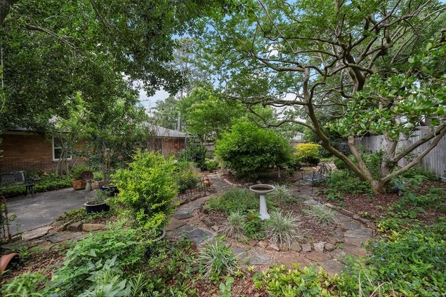 Building Photo - 2114 Saxon Dr