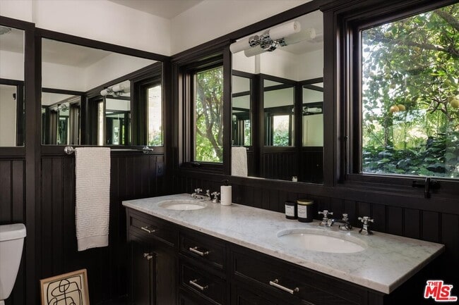 Building Photo - 1130 El Paso Dr