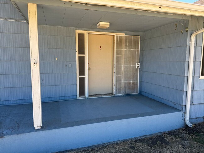 Building Photo - 3 bedroom, 1.5 bath house in Eugene!