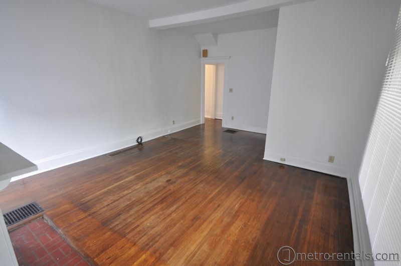 Living room - 399 E Oakland Ave