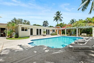 Building Photo - Stunning 4BR/3BA Pool Home with Outdoor Oa...