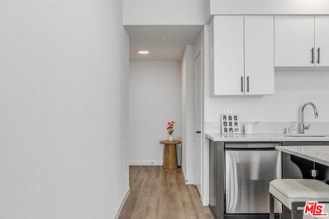 Building Photo - 10824 Blix St