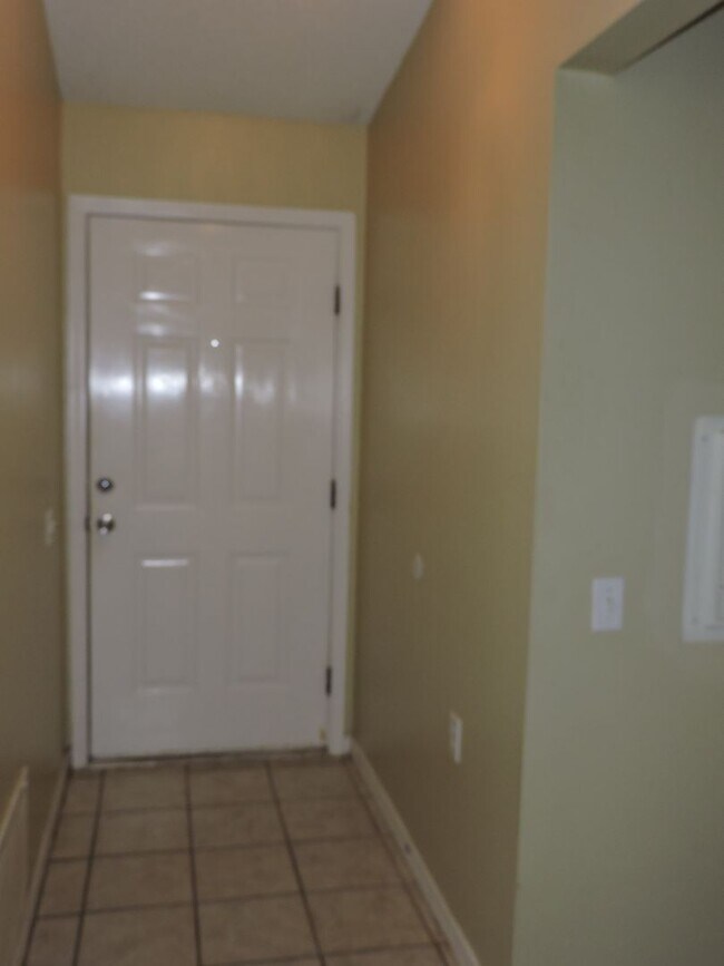 Building Photo - Great townhome in Northeast Pensacola!