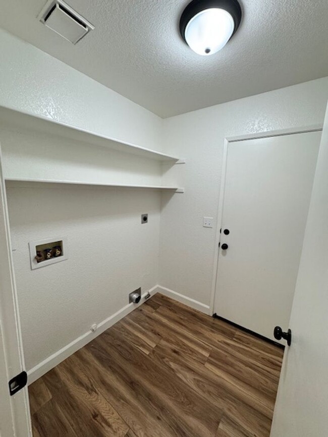 Building Photo - North Hilltop 3 Bedroom Home AVAILABLE FOR...