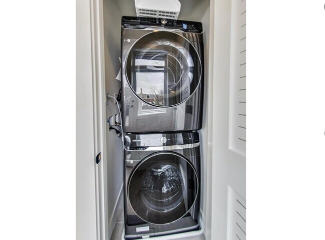Building Photo - Stunning 2 Bed plus Den/ 2 Bath! New Const...