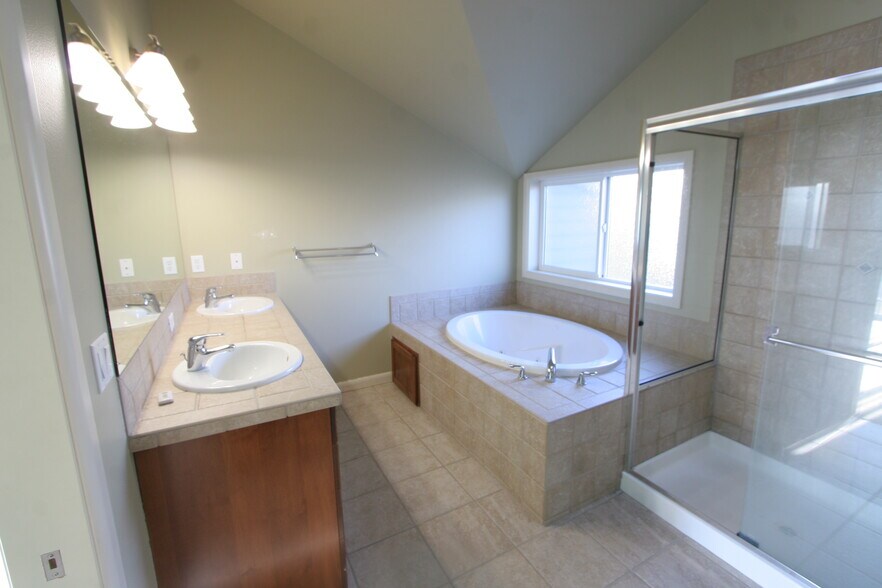 5 piece spa master suite - 1018 Taylor Ave N