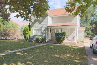 Building Photo - Upper Unit 2 Bed 1 Bath