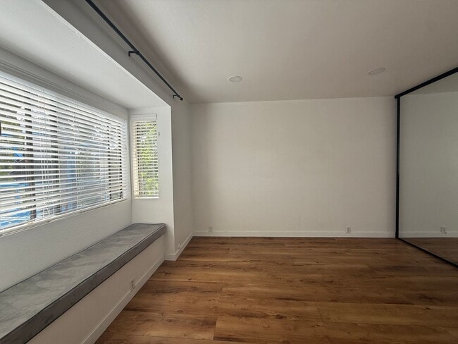 Building Photo - Beautiful 3 bedroom (2 bed + den/office) t...
